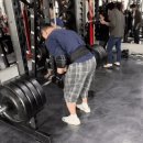 140kg 데드리프트 하려는 60대 어르신 이미지