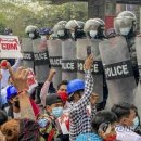 ★미안먀 경찰·소방관 진압명령 거부하고 대거 인도로 피신 이미지