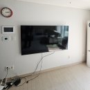 천안역우방아이유쉘아파트 | 천안역 우방아이유쉘 75인치 벽걸이TV 설치 | 실크벽지 선매립으로 선 하나 없이 깔끔하게
