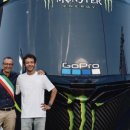 헬멧 조형물 이미지