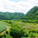 강가에 하얀집 펜션 이미지