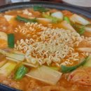 돼지고기듬뿍넣은김치찌개 이미지