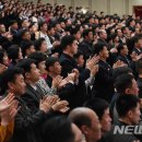 현송월, 윤상 마주보며 미소 활짝… ‘봄이 온다’ 남북합동공연 / 北, 대외적으론 대화 공세…안으론 경제 통제 강화 /남북 태권도, 뿌리가 같네/백지영 열창 이미지