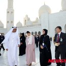 朴대통령, 무슬림 女의상 착용하고 이슬람사원 방문 이미지