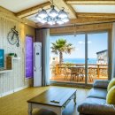 바다 위 언덕 이미지