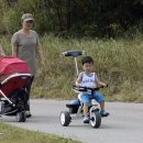 개울과 사람들 이미지