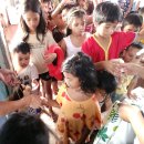 필리핀 산돌방주교회 공연 후 아이들에게 맛있는 간식을 나눠주었어요(6/1)...간식을 받고 행복해 하네요.^^ 이미지