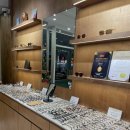 글라스 안경 버스정류장 옆 이미지