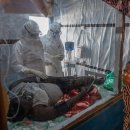 Pour lutter contre Ebola, la réponse internationale prise de vitesse 이미지
