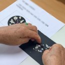 구리시종합사회복지관 | 구리시종합사회복지관 어르신 환경공예 - 패각 업사이클링 자개 텀블러 만들기 체험