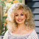 Dolly Parton 의 영정 앞에 꽃 한송이 바칩니다 이미지