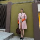 배우 전소미, 쇼핑백 속 위트와 파격 오가는 비주얼 이미지