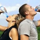 물을 더 많이 마시면 건성 피부 문제를 완화하는 데 도움이 될 수 있습니까? 피부과 전문의의 의견 이미지