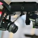 소니 - ILCE-QX1 렌즈스타일 카메라와 3DR solo 드론 이미지
