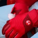 야구 장비 끝판왕 조합: 언더아머 배팅장갑 x 손울림 방지 장갑