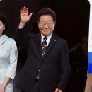&#39;팔짱 낀&#39; 이재명 대통령 부부, 출국전 &#39;90도&#39; 인사…G7 참석차 캐나다로﻿ 이미지