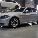 BMW E90 320I 엔진오일 누유로 인해 점검 결과 헤드커버 누유로 인해 BMW 정품 헤드커버 교환하였습니다. 이미지