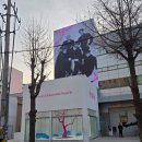 국제인쇄.애드 | 연예인 아이돌 컴백 팝업스토어 건물 외벽 대형 예쁜 형광색 현수막 제작 인쇄