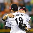 두 남자의 포옹 이미지