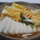 김장하고 남은 절인 배추 동치미김치담기 이미지