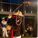 광대들의 신명나는 놀음판 도는 놈 뛰는 놈 나는 놈 이미지