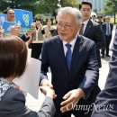 &#39;기소&#39; 다음날 국회 온 문재인 &#34;검찰, 정해진 대로 무조건 밀고가&#34; 이미지