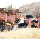 김정은 국무위원장 코로나19 두렵지 않나? 군인들 마스크 없이 근접수행 이미지