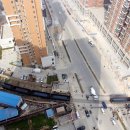 산시성 시안: 건널목에서 화물열차와 충돌한 벤츠 이미지