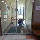 권혁준내과의원 | 원주 유리문수리 병원 출입문 유리문 틀어짐 강화도어 수리 힌지 h바교체 잘하는 곳