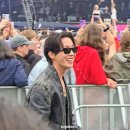 롤라팔루자 베를린의 아이브 공연 보고있는 방탄 제이홉 이미지