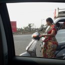 스쿠터를 타는 인도여성 이미지