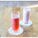 딸기로 만든 두가지 음료. 딸기우유와 딸기에이드 이미지