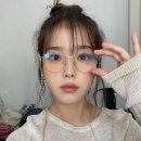 아이유 안경 이미지