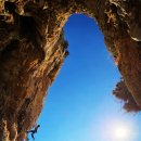 지중해의 코발트색 바다를 배경으로 한 칼림노스 등반 이미지