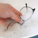 안경 제대로 안닦으면 세균 덩어리! 1분만에 새 안경처럼 닦는법 이미지