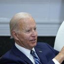 ﻿Biden flashes notes on how to sit-가짜 바이든 증거 이미지