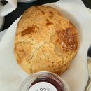 로맨틱핑크 | 트로이] 우연히 발견한 압구정로데오 햇살 맛집, 와플&amp;스콘 후기, 로맨틱한 테라코타 핑크 외관에 반하다.