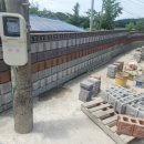 주택 담장 앞 이미지