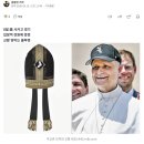 과거 MLB 월드시리즈 중계카메라 찍혔던 교황.gif 이미지