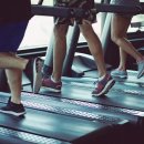 러닝화 신고 스쿼트 하지 마라... 트레이너가 경고한 헬스장 최악의 신발 습관 이미지