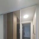 ✅ [구미 송정 범양레우스] 🚪 최고급 원슬라이딩 현관중문 시공 후기! 화이트 프레임 &amp; 브론즈 유리로 완성한 모던 인테리어! 이미지