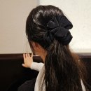 요요플라워 | [면세점 추천템] 다나버튼 배꽃 플라워 플리츠 곱창밴드 스크런치 색상 가격