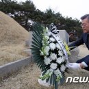 文대통령, 백범 김구 묘역 등 참배..건국절 논란 종지부 이미지