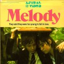 작은 사랑의 멜로디 Melody, 1971 제작 영국 | 드라마 | 전체관람가 | 103분 감독와리스 후세인 출연마크 레스터, 트레이시 하이드, 잭 와일드, 콜린 배리 이미지