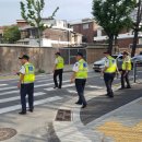 건널목 앞 이미지