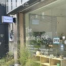 더 화이트 소파 이미지
