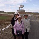 몽골 징기스칸 동상 앞에서 부모님과.... 이미지