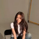김세정, 흰티+청바지만으로도 세젤예…한지민·한효주 소속사서 데려갈만 흰티에 청바지 조합 이미지