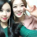 트와이스 사나&채영과 사진 찍은 김지효 기상캐스터 이미지