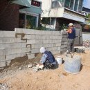 주택 담장 앞 이미지